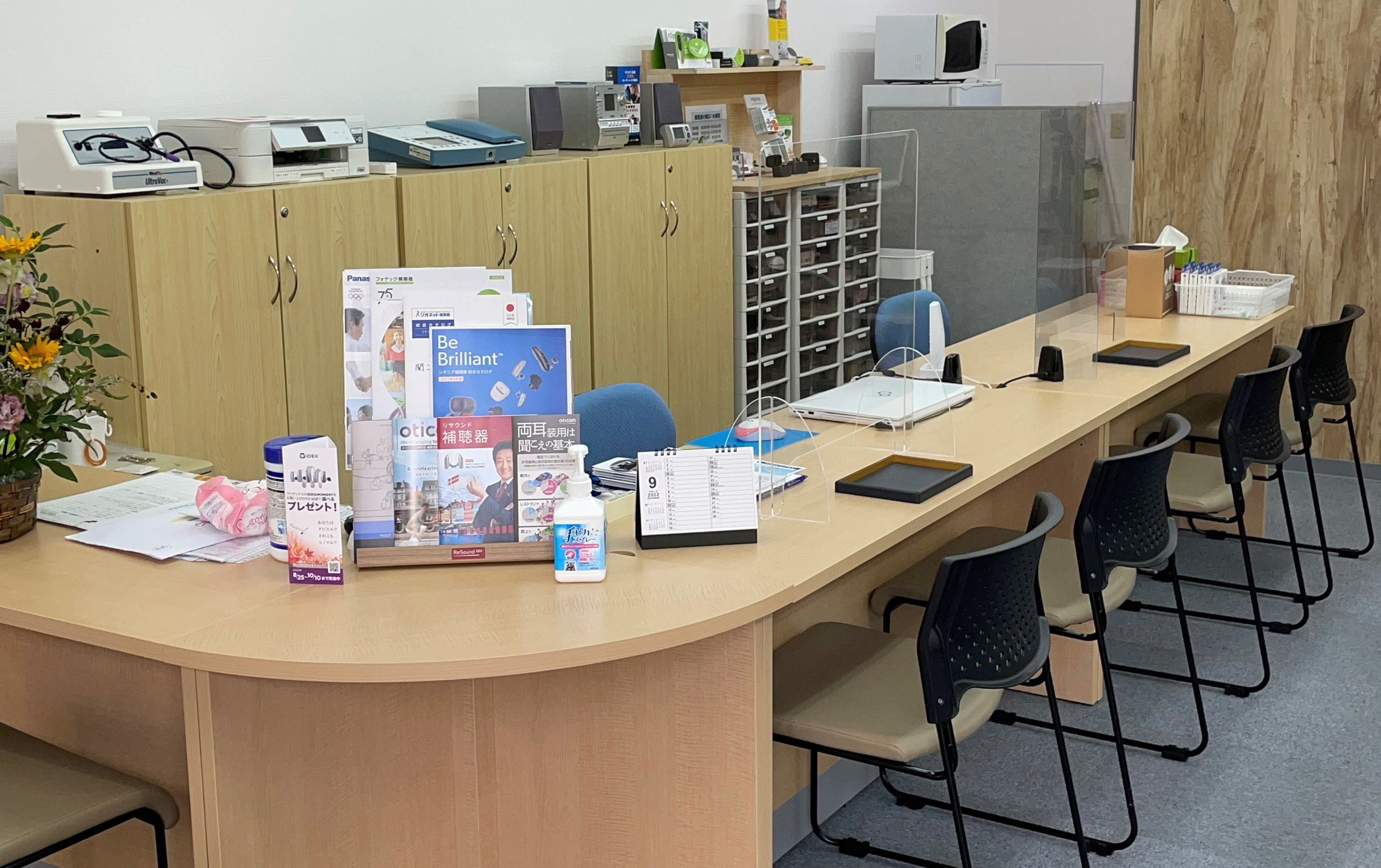 岐阜補聴器は岐阜市加納の認定補聴器専門店です。補聴器ではなく「きこえ」をご提供することをモットーとし、皆様の日常でのご不便にお役に立てることが私達の何よりの喜びです。
