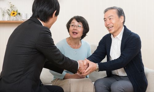 お客様にとっての大切なパートナーとなりより良い聞こえを追求していきます。最初の段階からお客様と協力して補聴器選びを進めていくことが、より良い聞こえや最適な補聴器を手に入れることへ繋がります。お客様お一人おひとりで聴力や聞こえの状態が異なるように、その対策の方法もさまざまです。「岐阜補聴器」は、お一人おひとりにとっての最適な解決方法をお客様と一緒になって模索していきます。