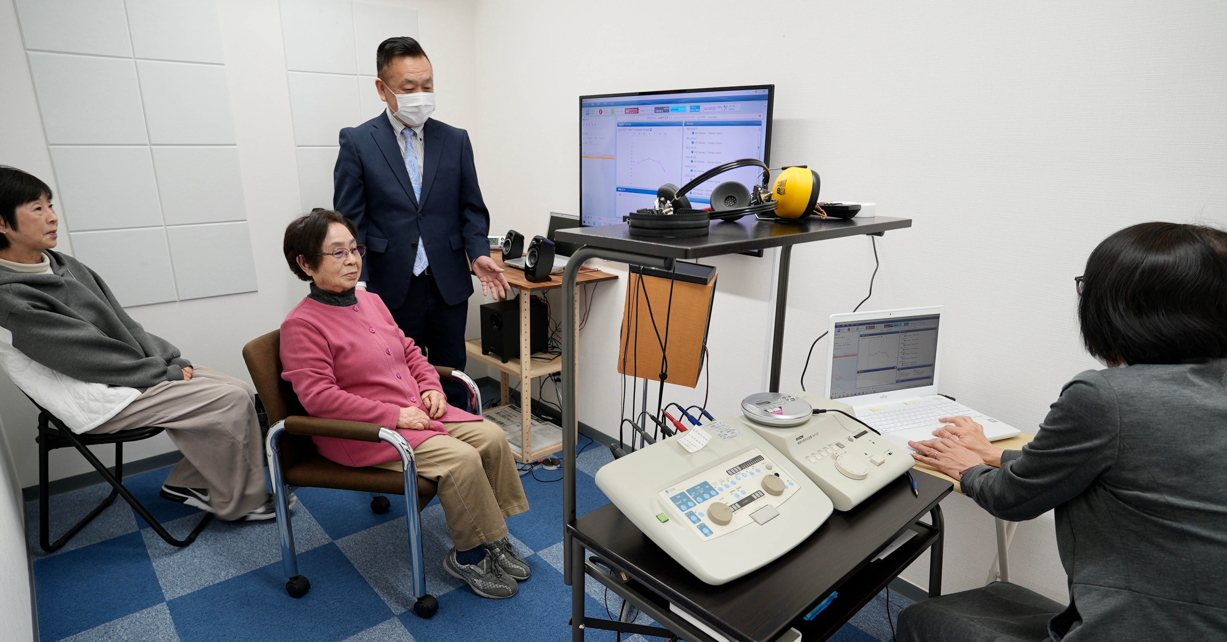 補聴効果測定とは、補聴器を着ける前と後での聞こえの違いをグラフにして数値で表すものです。補聴器は、お客様の生活の質を改善する医療機器であり、補聴効果測定は「お客様が持っている聞こえの力を十分に引き出すことが出来ているか」を確認する重要な測定です。補聴器を装用しているご本人の「よく聞こえる」「音がキンキンする」などの主観的評価も大切ですが、それだけでは補聴器の細かい調整や器種選定を正しく行うことはできません。客観的評価として補聴効果の確認ができて、初めて補聴器は価値のあるものとなります。