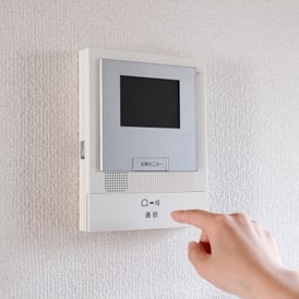 岐阜補聴器が強みとする6つの安心サポートサービス02.出張訪問サービス。ご来店が難しいお客様は無料で点検・調整にお伺いいたします。
